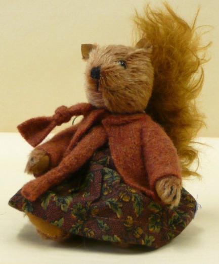 Sue Quinn - MRS SQUIRREL IN A DRESS 6½"